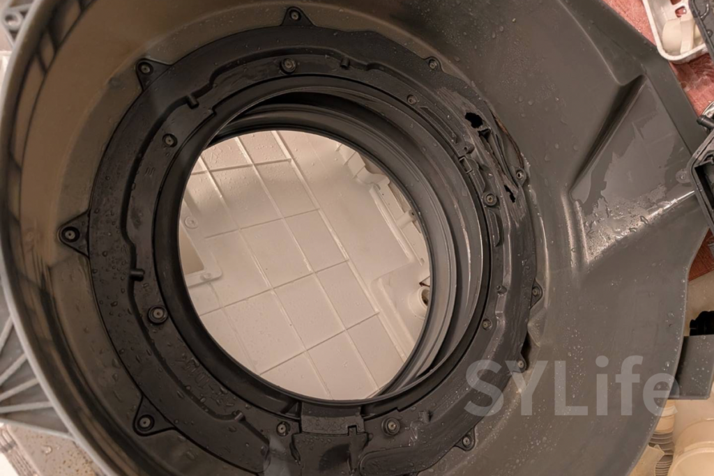 パナソニックNA-VX9500Rのドラム式洗濯機を分解し、内部に溜まった汚れを洗浄している作業中の様子