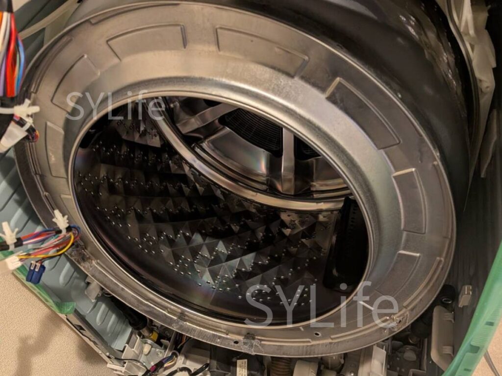 足立区で行ったNA-LX127ALドラム式洗濯機クリーニングの洗浄前洗濯槽の写真。