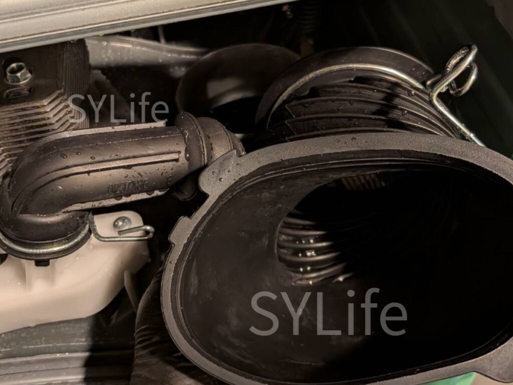 東京都葛飾区で施工したNA-LX129CLの乾燥ダクト内部。ホコリ除去後、通気経路が確保された状態。