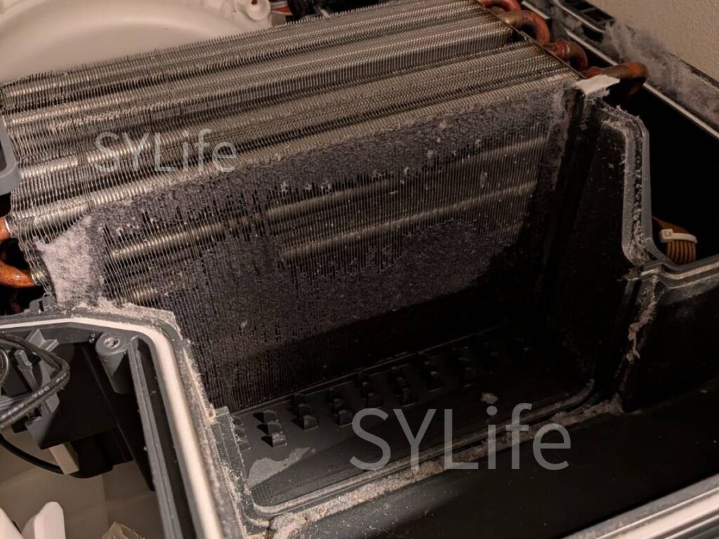 東京都葛飾区のNA-LX129CL分解クリーニング。ヒートポンプ周辺にホコリが付着している様子。