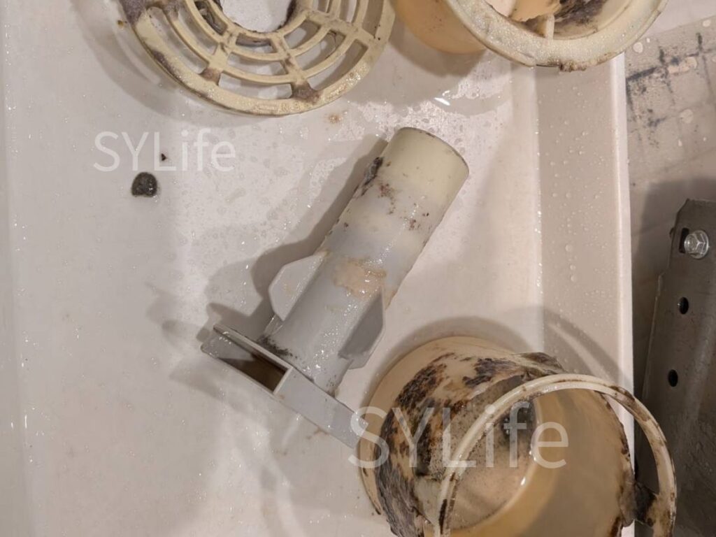 東京都葛飾区のNA-LX129CL施工事例。排水口と排水管を洗浄し、汚れと臭いの軽減を行った様子。