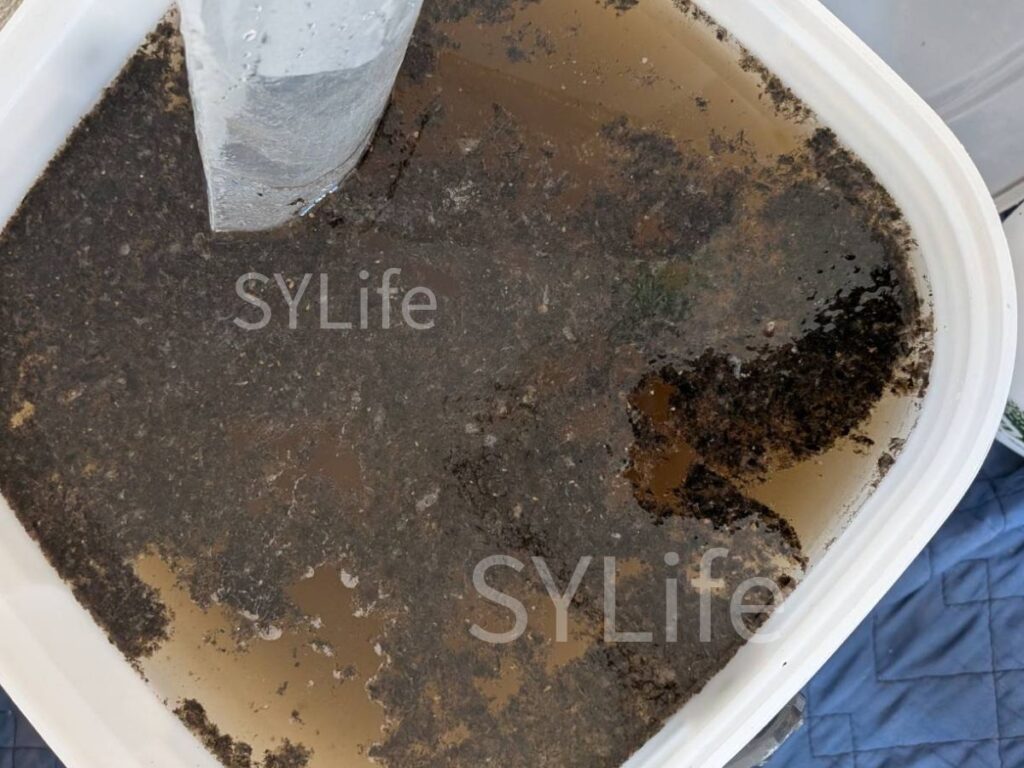 CS-363DFL-Wエアコンクリーニング後の排水の写真。