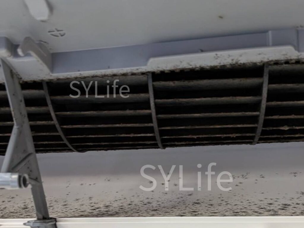 MSZ-GV2221-Wエアコンクリーニング洗浄前のカビ汚れが付いたファンの状態。