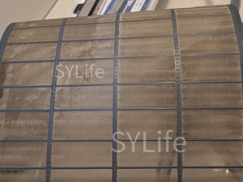 MSZ-GV2221-Wエアコンフィルター洗浄前の写真。