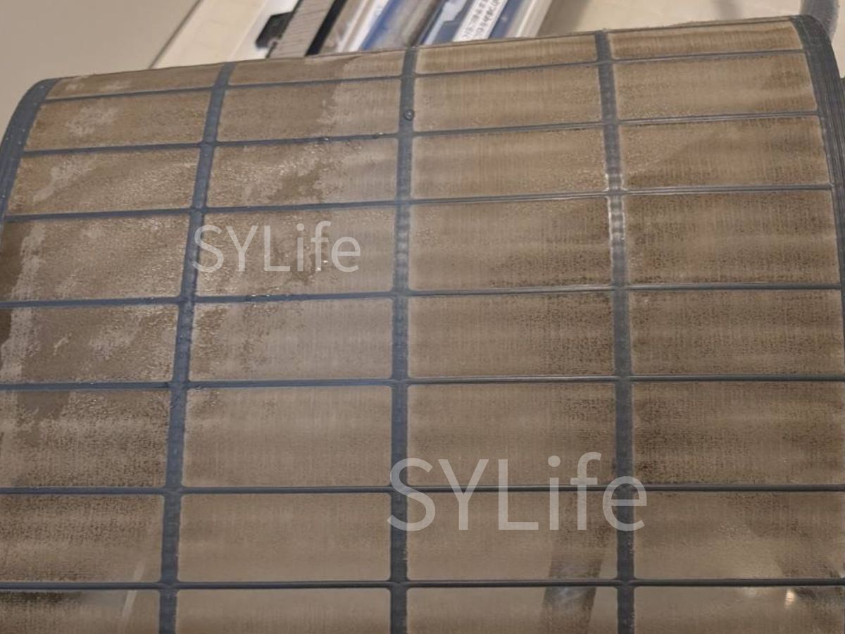 MSZ-GV2221-Wエアコンフィルター洗浄前の写真。