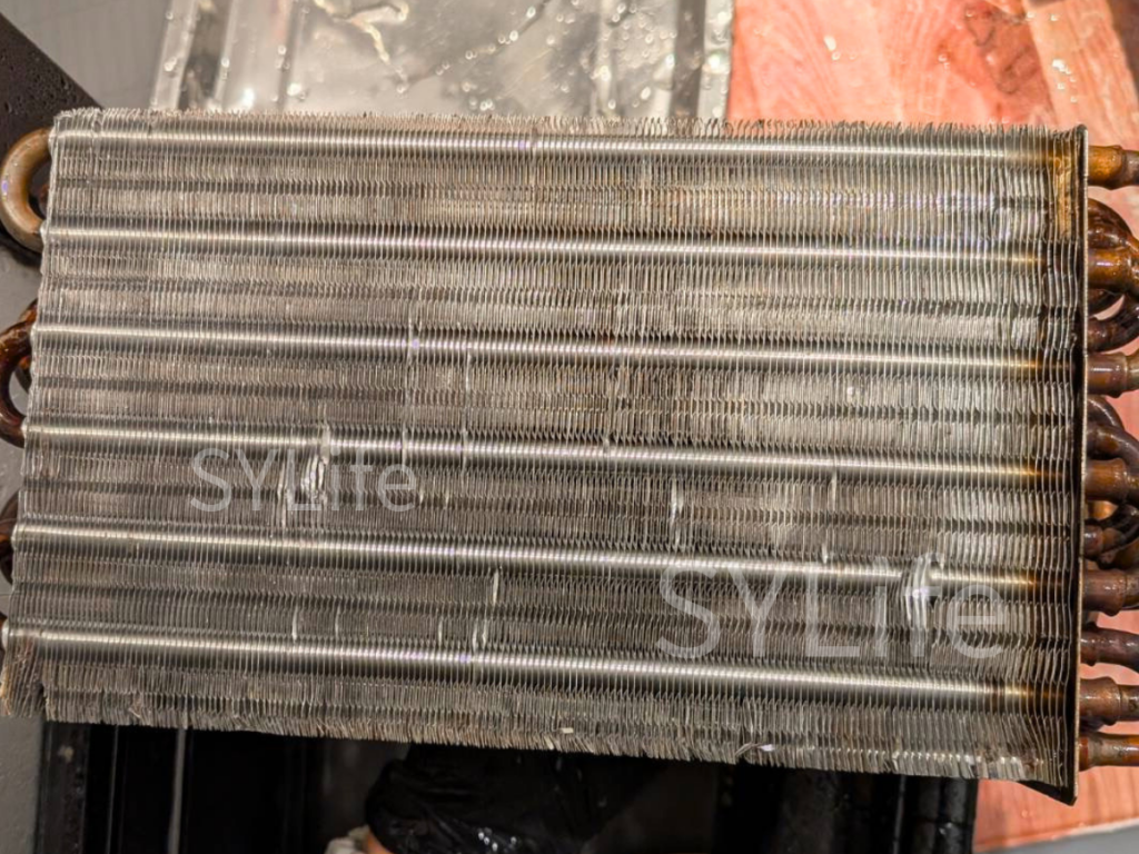 パナソニック製ドラム式洗濯機のヒートポンプの洗浄後の写真。