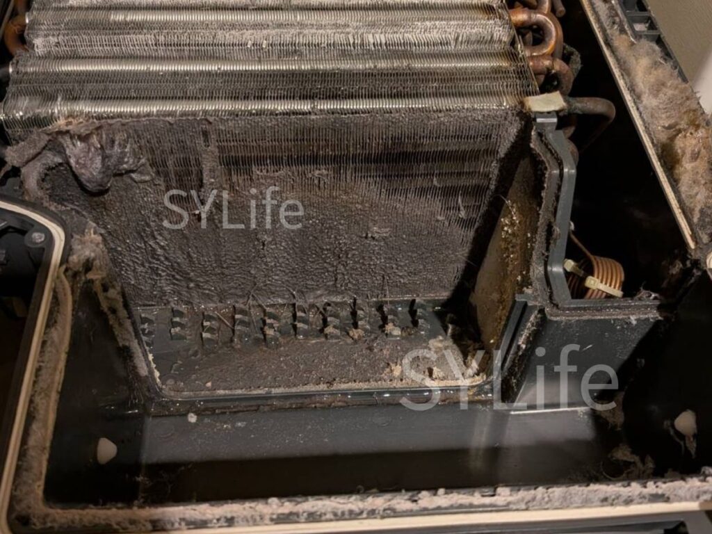 パナソニック製ドラム式洗濯機のヒートポンプ洗浄前の写真。