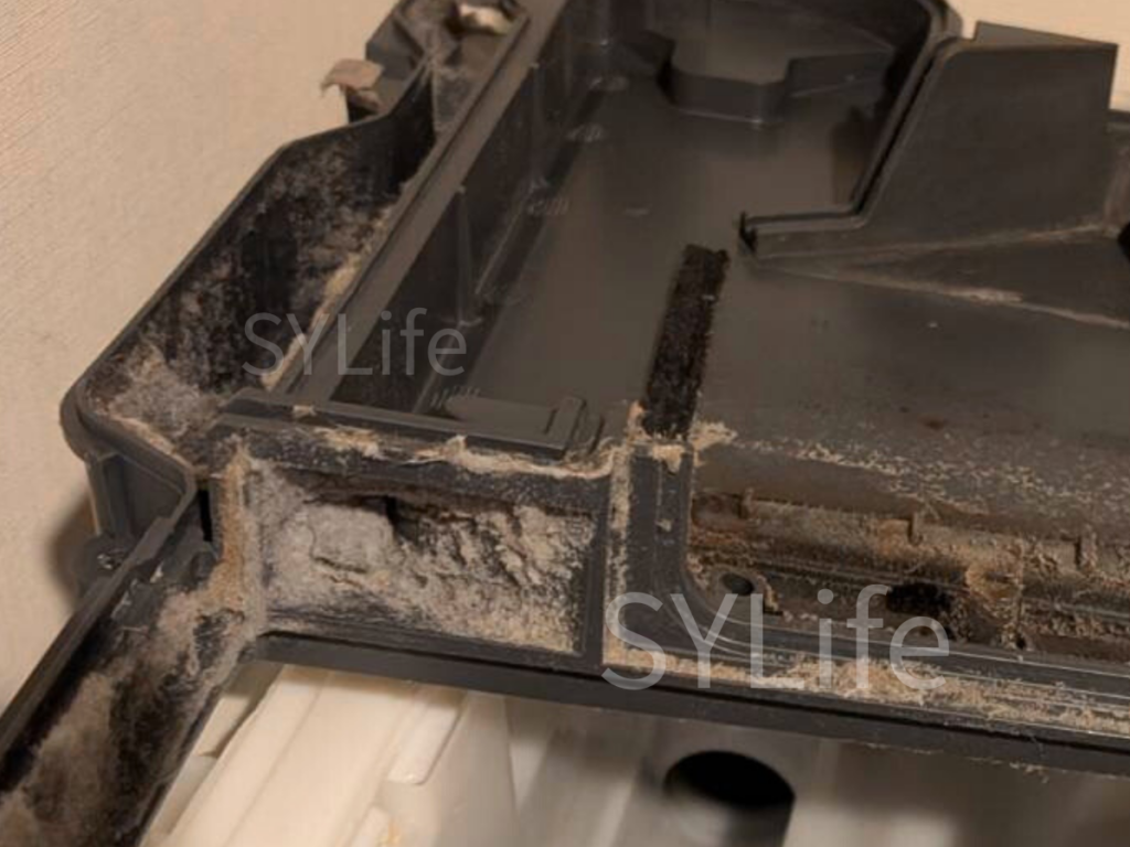 パナソニック製ドラム式洗濯機の排気経路の洗浄前の状態。