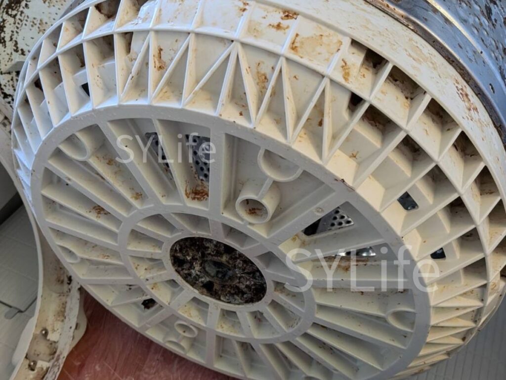 日立製縦型洗濯機の洗濯槽の裏側の写真。