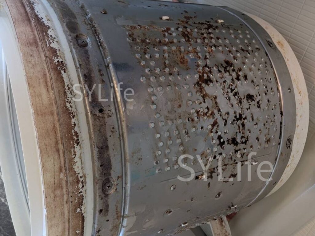 日立製縦型洗濯機の洗濯槽洗浄前の写真