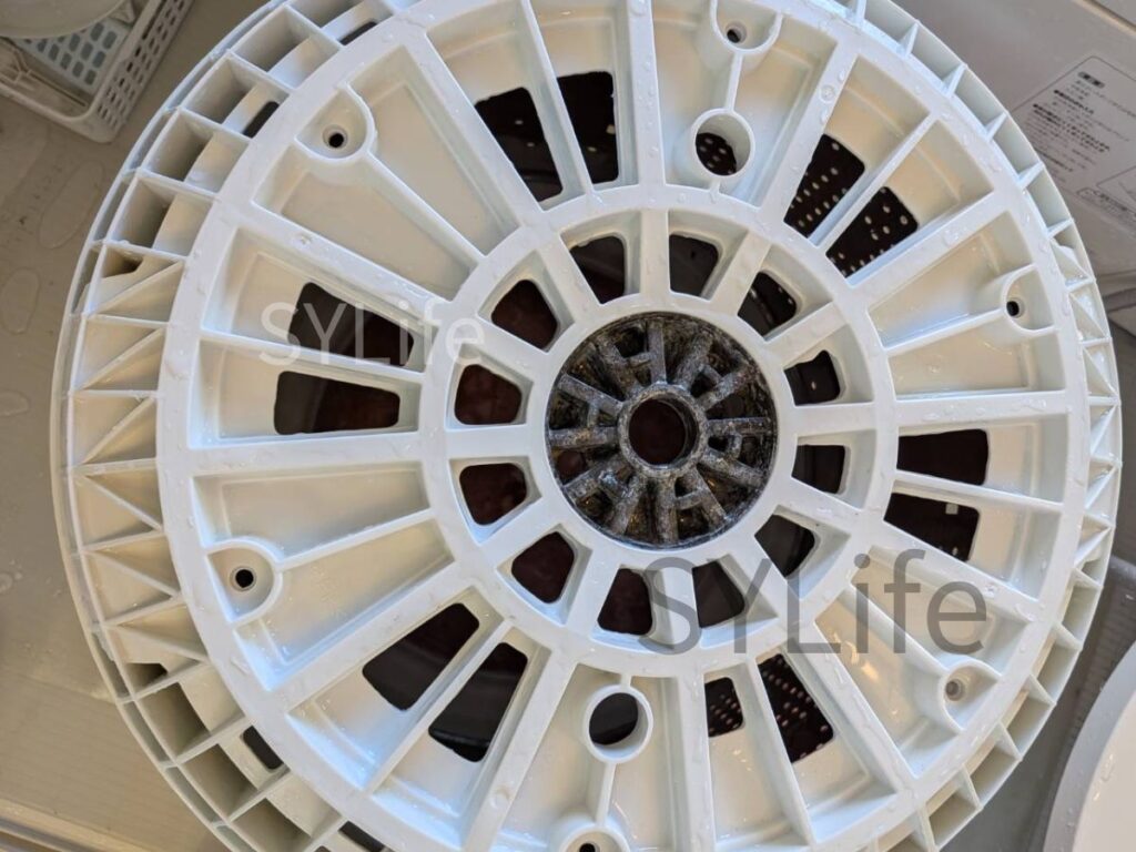 日立製縦型洗濯機の洗濯槽裏側洗浄後の写真。