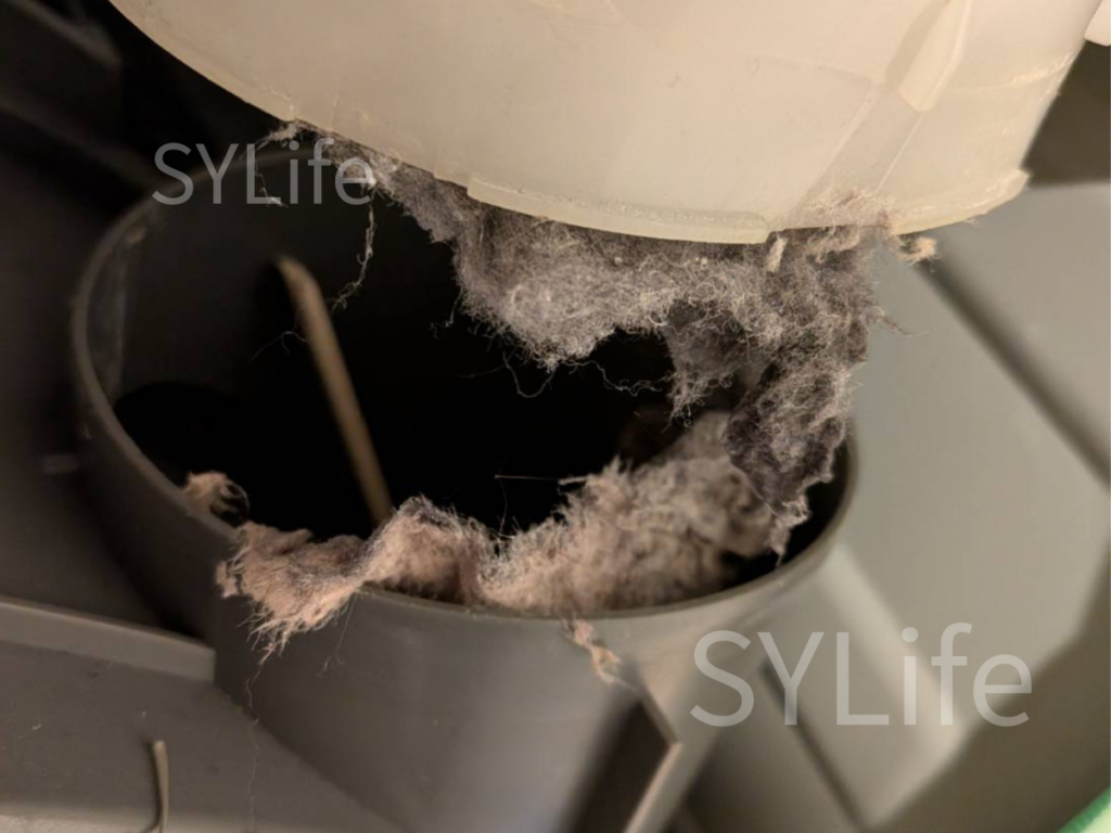 東芝ドラム式洗濯機の乾燥経路にて落下物のブラシを発見。