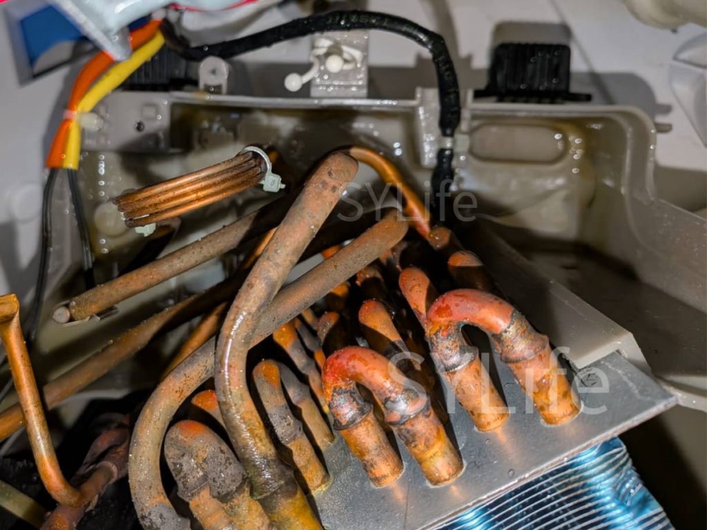 東芝製ドラム式洗濯機のヒートポンプ排水経路の洗浄後となります。