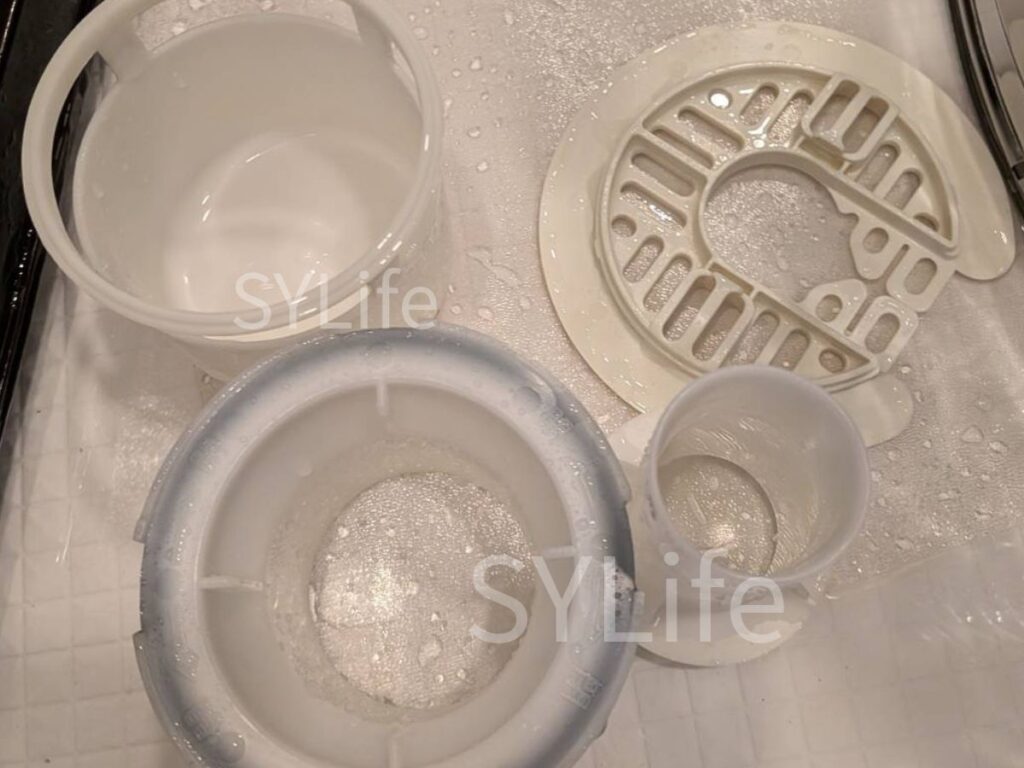 東芝AW-12D9縦型洗濯機クリーニング時の排水口洗浄の写真。