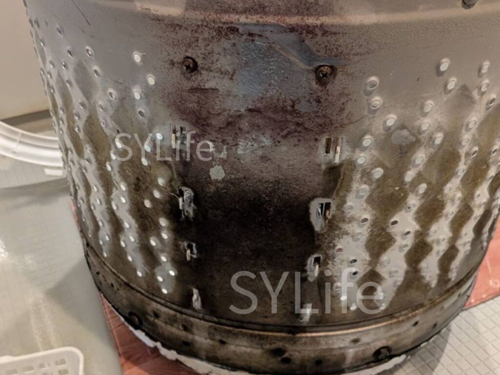 東芝製縦型洗濯機の洗濯槽洗浄前の写真。