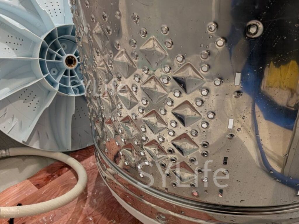 東芝製縦型洗濯機の洗濯槽とパルセーターの洗浄後の写真。