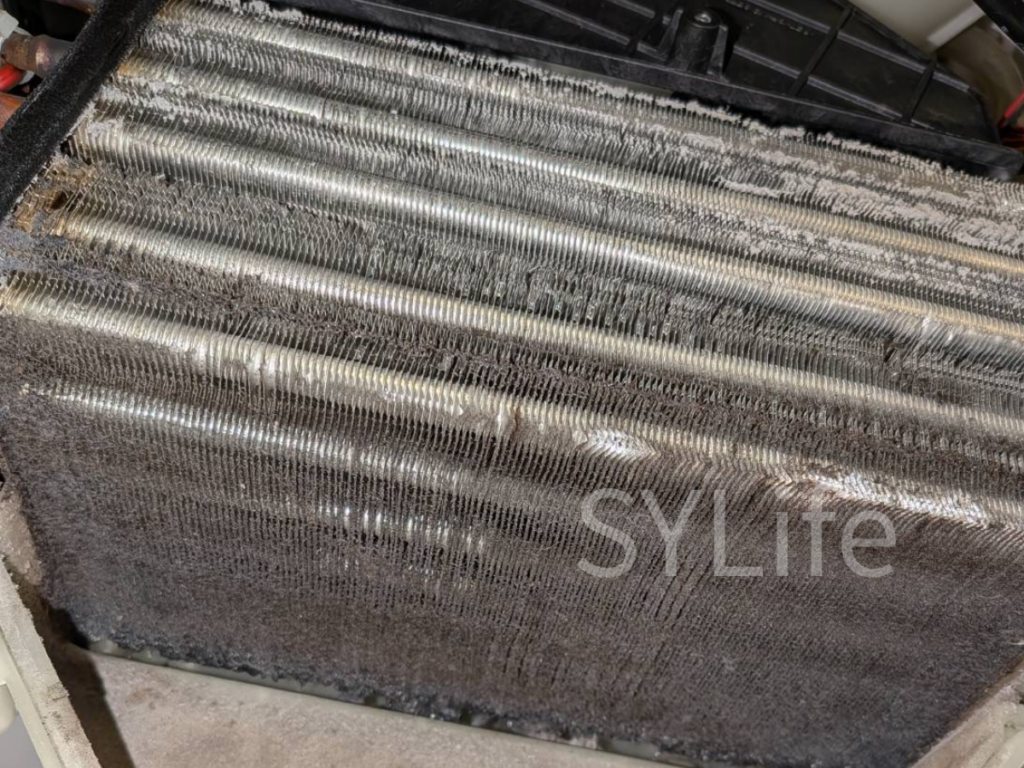 シャープドラム式洗濯機のヒートポンプユニット洗浄前の写真。表面がホコリで詰まってきています。