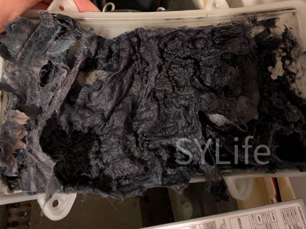 シャープドラム式洗濯機の乾燥経路の洗浄前の写真。ホコリが詰まっています。