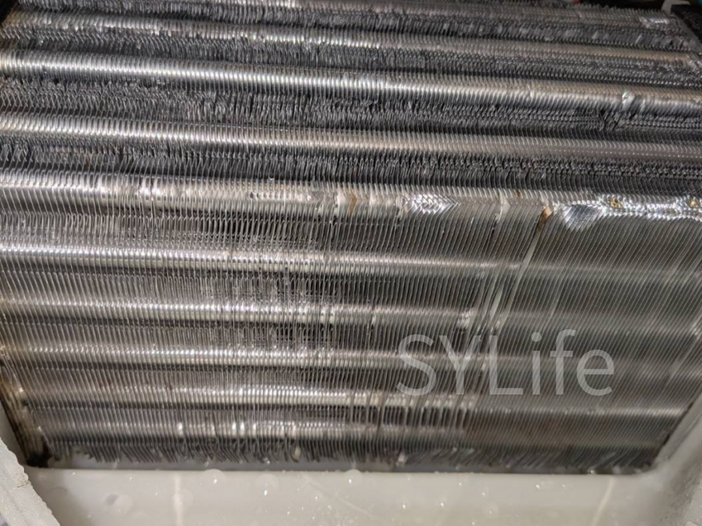 シャープドラム式洗濯機のヒートポンプユニットの洗浄後の写真。表面のホコリが取れました。