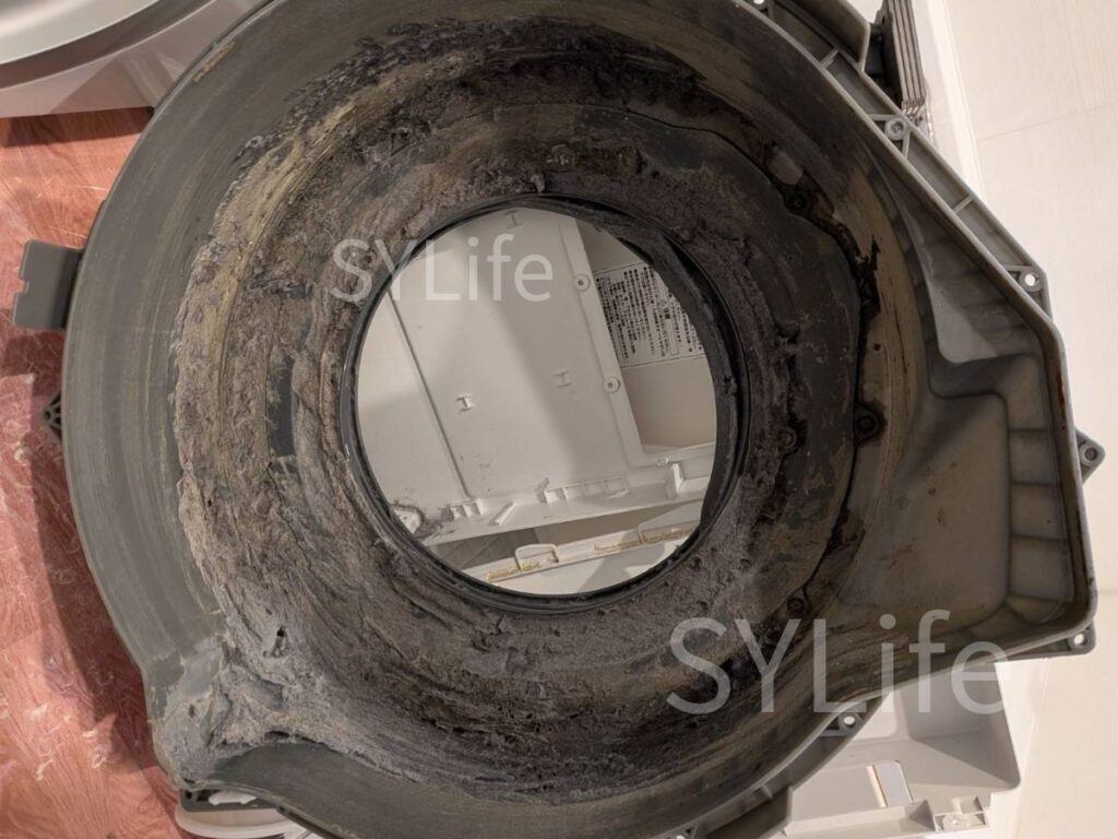 NA-VXシリーズのドラム式洗濯機。洗濯後パッキンに汚水がたまり、生乾き臭の原因となっていた内部の状態。