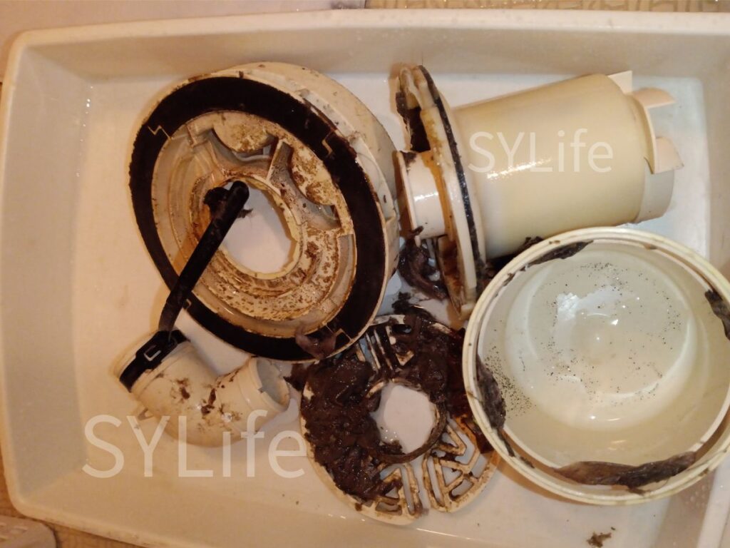 杉並区 日立BD-SG100AL 排水口パーツ洗浄前 カビとホコリ汚れ