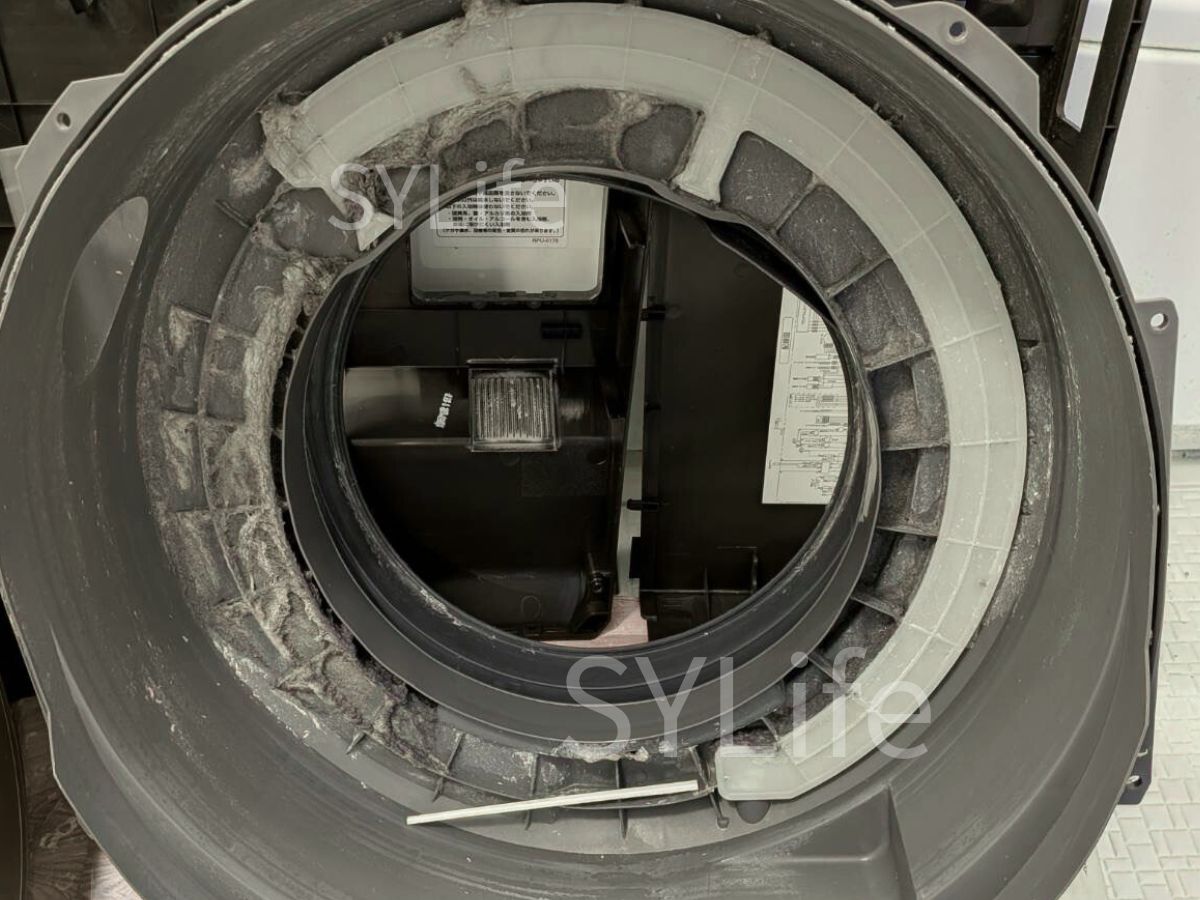 中野区 ドラム式洗濯機クリーニング 東芝TW-117X5 脱水受けカバー内部に落下した割り箸