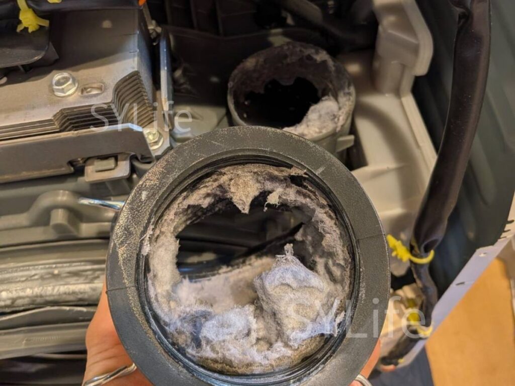 草加市 ドラム式洗濯機クリーニング パナソニック NA-VX800BL 分解作業 乾燥経路ダクトのホコリ詰まり(洗浄前)