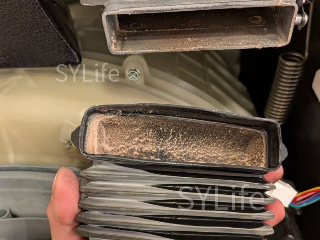 東京都中央区 シャープ ES-S7F-WL ドラム式洗濯機クリーニング 洗浄前（手前の乾燥ダクト）