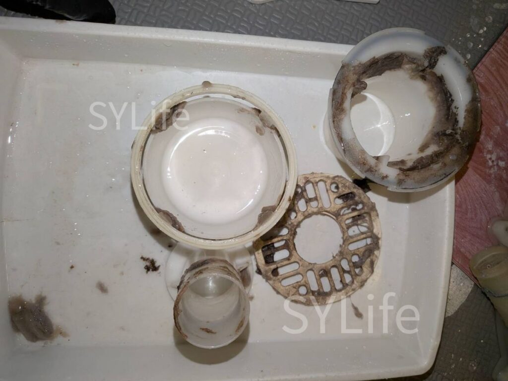 東京都中央区 シャープ ES-S7F-WL ドラム式洗濯機クリーニング 洗浄前（排水口パーツ）