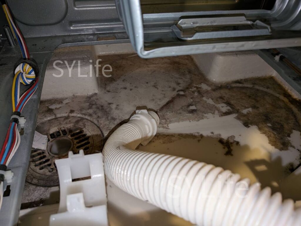 東京都中央区 シャープ ES-S7F-WL ドラム式洗濯機クリーニング 洗浄前（洗濯パン）