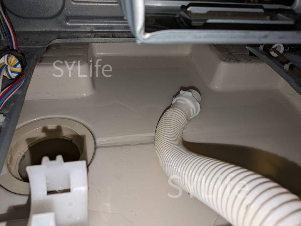 東京都中央区 シャープ ES-S7F-WL ドラム式洗濯機クリーニング 洗浄後（洗濯パン）