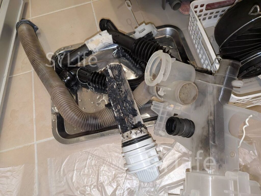 港区 パナソニック NA-VX9800L排水経路の汚れ