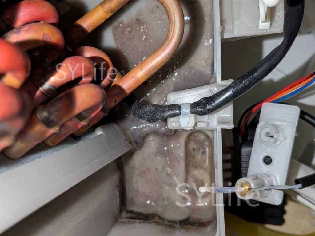 港区｜東芝 TW-127XP1｜ドラム式洗濯機クリーニング｜乾燥不良の原因｜ヒートポンプ排水部のスライム汚れ（作業前）