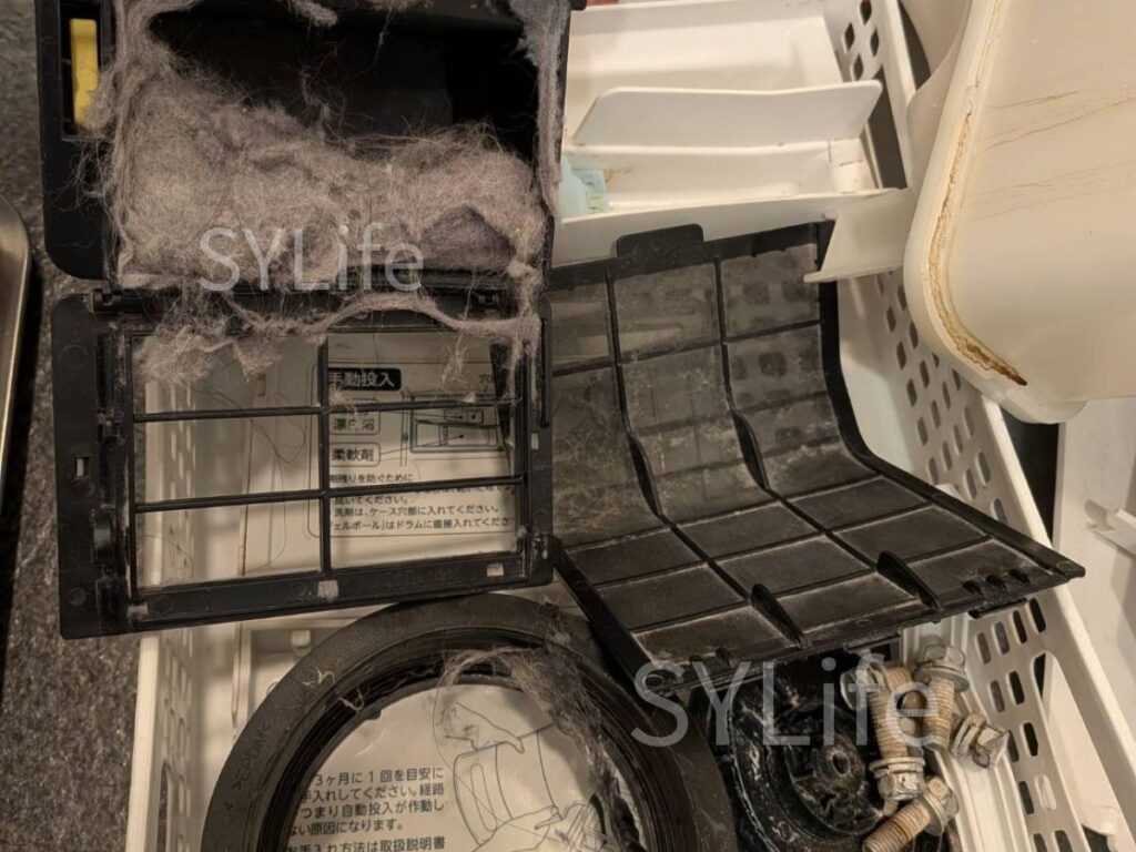 港区｜東芝 TW-127XP1｜ドラム式洗濯機クリーニング｜乾燥時間が長い原因｜乾燥フィルターのホコリと猫の毛詰まり２（作業前）