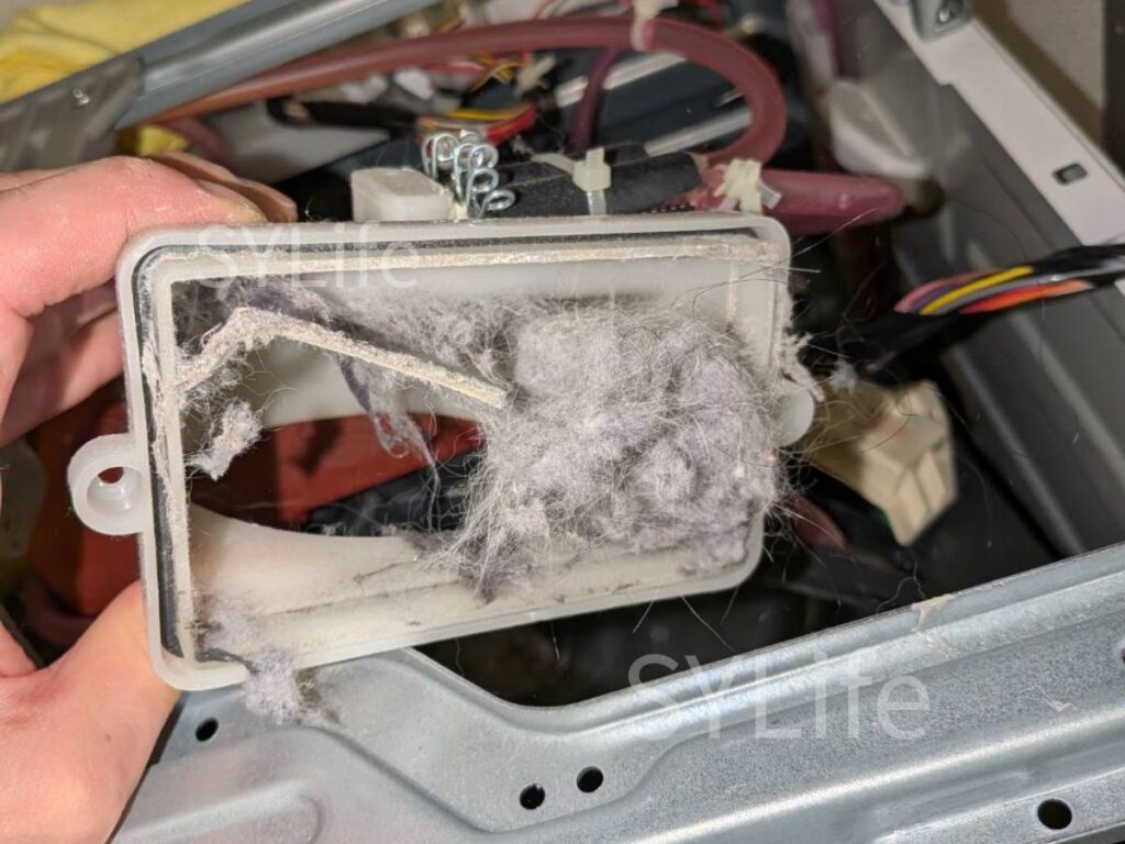 港区｜東芝 TW-127XP1｜ドラム式洗濯機クリーニング｜乾燥時間が長い原因｜乾燥経路のホコリと猫の毛詰まり（作業前）