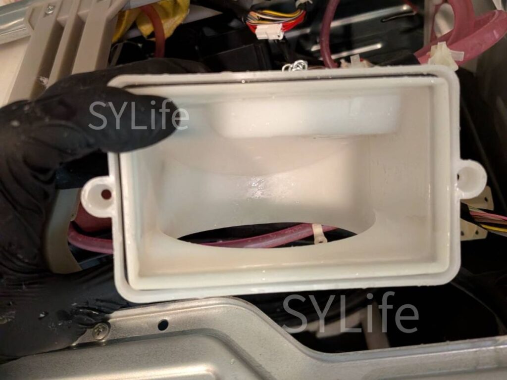 港区｜東芝 TW-127XP1｜ドラム式洗濯機クリーニング｜乾燥時間が長い原因｜乾燥経路のホコリと猫の毛詰まり２（洗浄後）