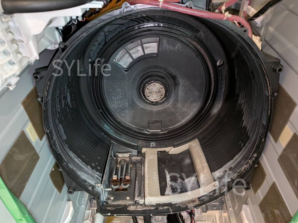 港区｜東芝 TW-127XP1｜ドラム式洗濯機クリーニング｜本体内部の汚れ状況（作業前）