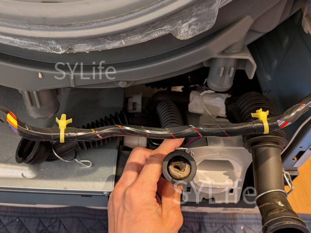 草加市 ドラム式洗濯機クリーニング パナソニック NA-VX800BL 分解作業 排水経路洗剤とヘドロ詰まり（洗浄前）