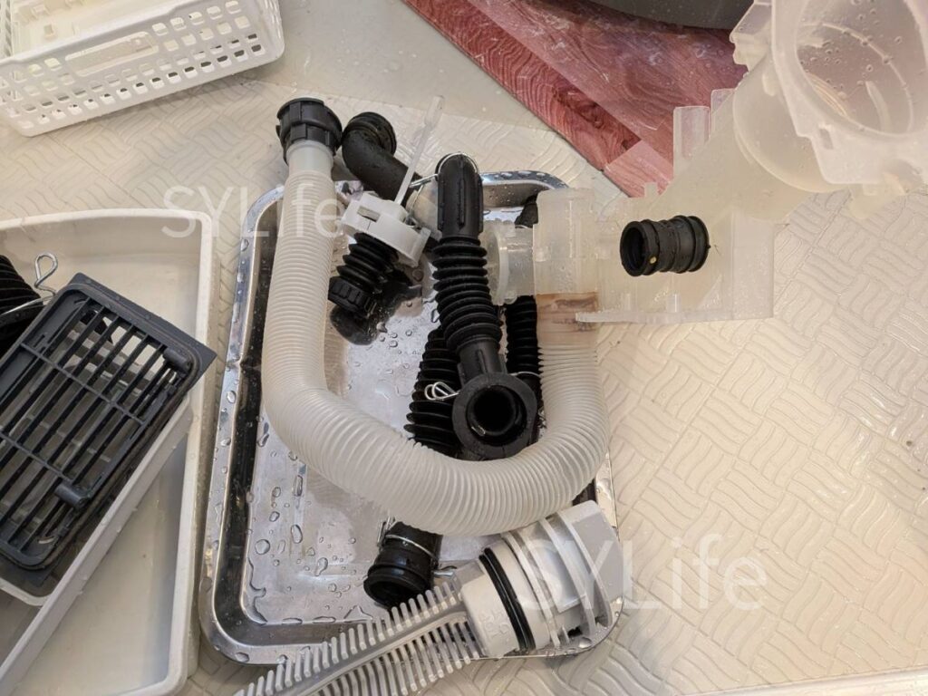 草加市 ドラム式洗濯機クリーニング パナソニック NA-VX800BL 分解作業 排水経路の洗浄後の状態