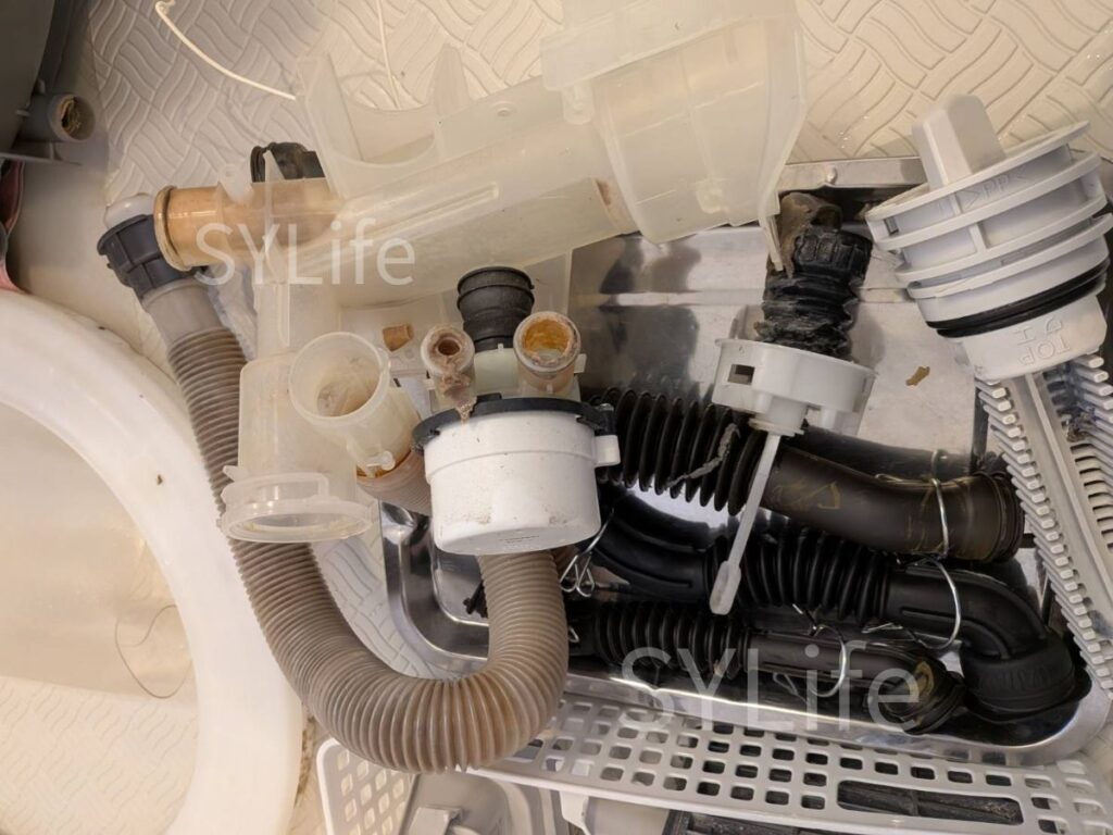 草加市 ドラム式洗濯機クリーニング パナソニック NA-VX800BL 分解作業 排水経路（洗浄前）