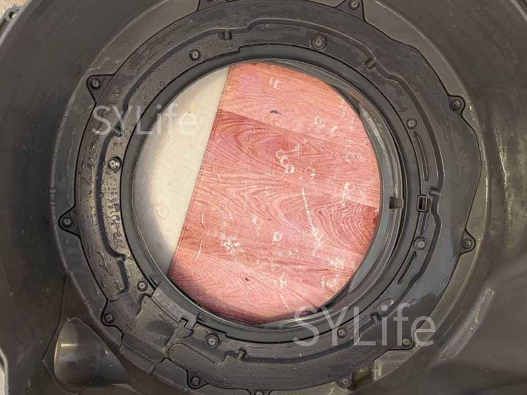 草加市 ドラム式洗濯機クリーニング パナソニック NA-VX800BL 分解作業 脱水受けカバー洗浄後の状態