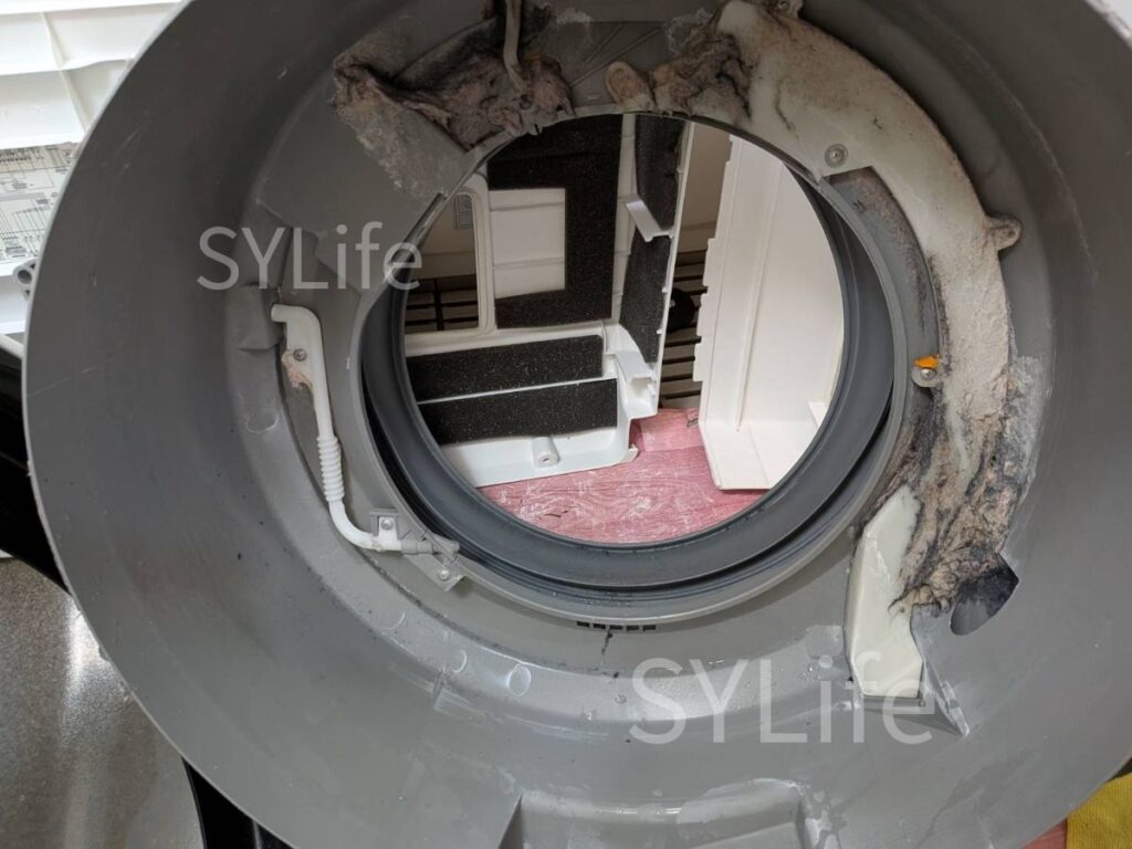 世田谷区 ドラム式洗濯機BD-SV110BL内部脱水受けカバーホコリ詰まり