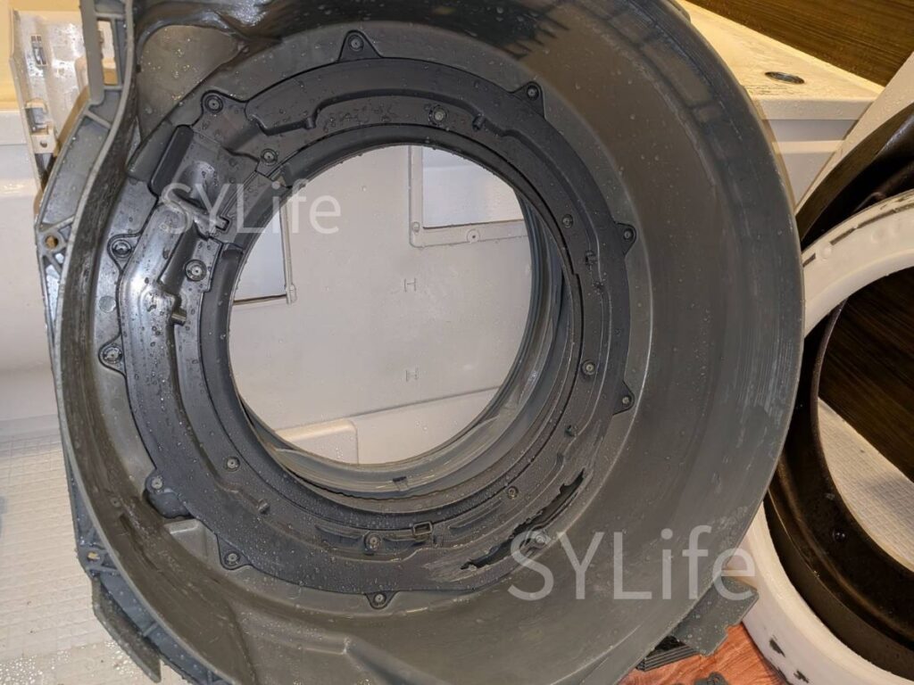 中央区東日本橋パナソニックドラム式洗濯機NA-9800R脱水受けカバー内部洗浄後
