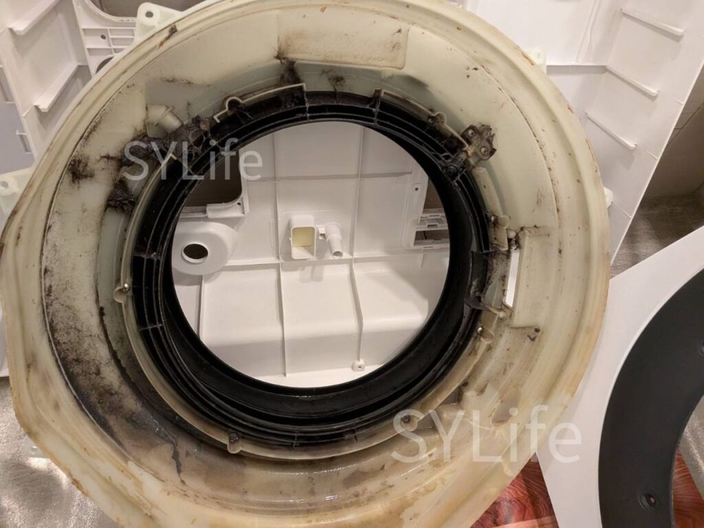 港区新橋シャープドラム式洗濯機ES-WS14-TL脱水受けカバー内部汚れ