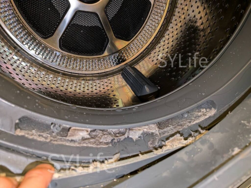 世田谷区東芝ドラム式洗濯機クリーニングTW-127X7ドアパッキン排水部分汚れ