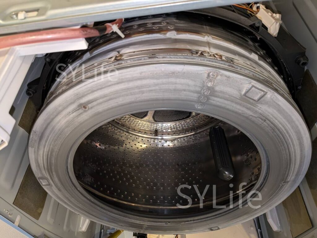 北区東芝ドラム式洗濯機TW-127X9L洗濯槽とバランサーの洗剤のこり、カビ汚れ