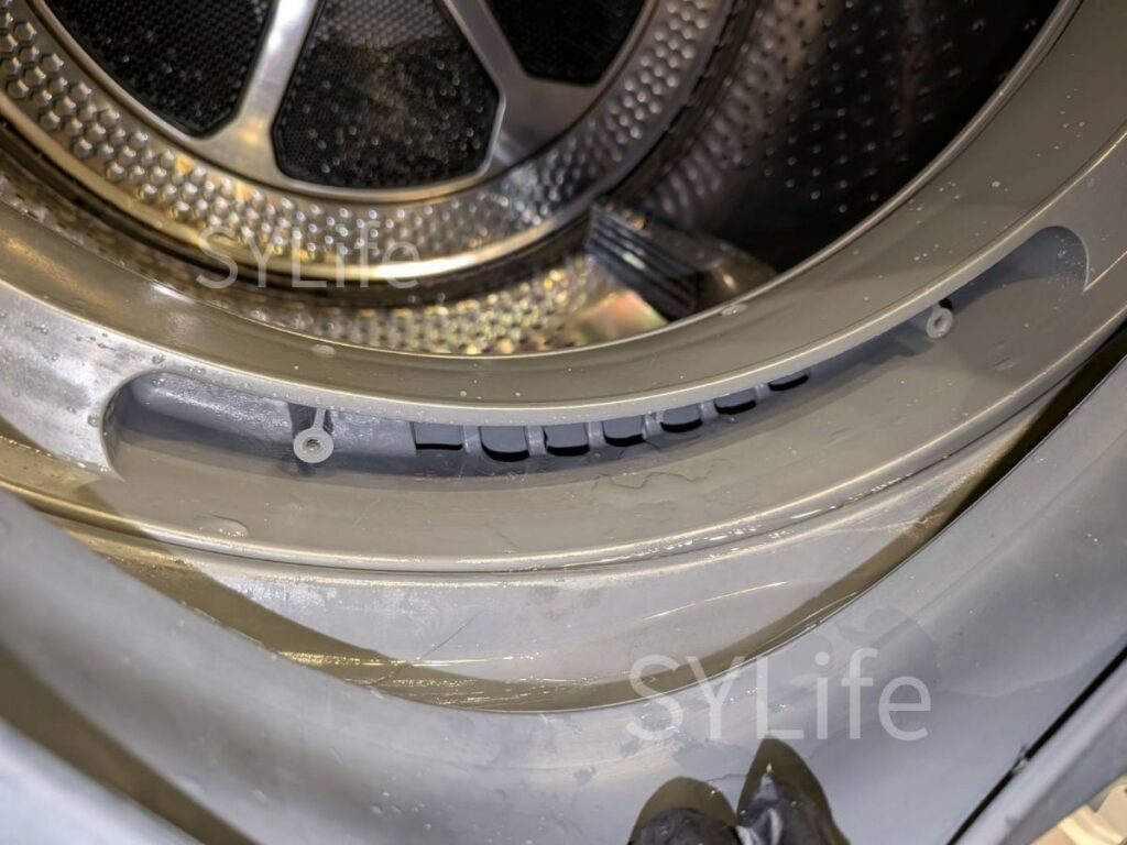 東京都中央区 東芝TW-127X7L ドラム式洗濯機クリーニング脱水受けカバーへの排水部分洗浄後